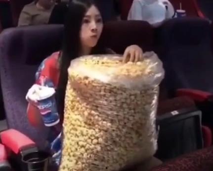 娱乐吃瓜姐崩爆米花,崩爆米花背后的故事